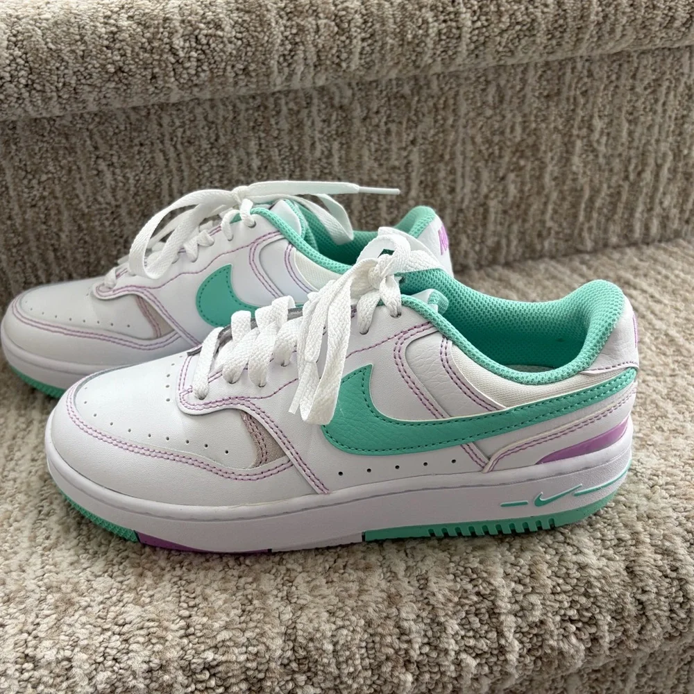 Nike Women's Gamma Force White Emerald Rise sneakers. Size 6